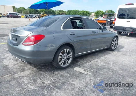 2017 Mercedes-Benz C 300 z USA, uszkodzony, nr VIN 55SWF4JB5HU189000